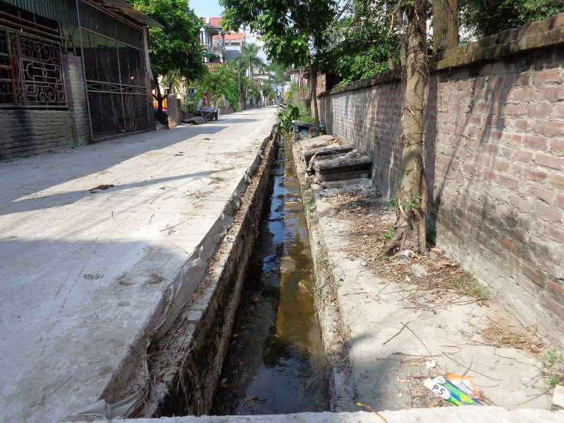Nước thải trong quá trình giết mổ được xả thẳng ra kênh mương tại các khu dân cư