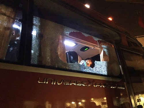 Hình ảnh chiếc xe bus của ĐT Indonesia bị các CĐV Việt Nam ném vỡ kính
