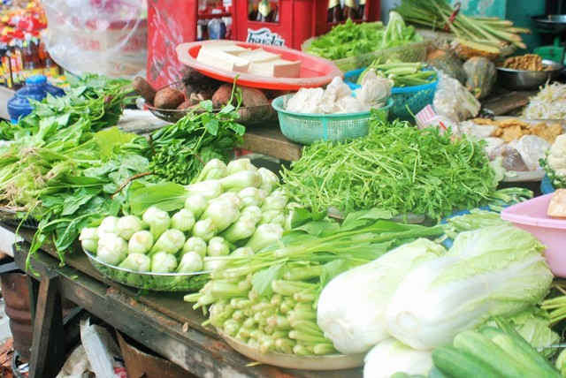 Rau xanh tăng giá chóng mặt sau mưa lũ khiến người dân e ngại khi đi chợ ở Huế