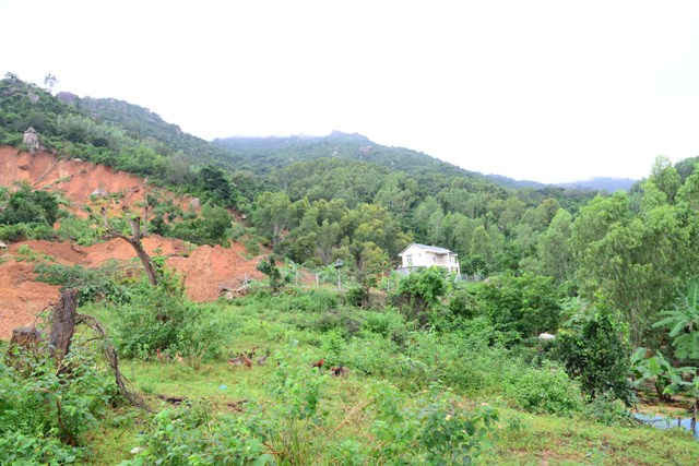Tại vị trí lở núi tại Phước Lộc, Phước Đồng, vẫn còn những ngôi nhà có nguy cơ bị đất đá chôn vùi