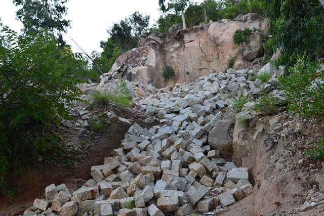 Một điểm khai thác đá trái phép trên núi Sạn