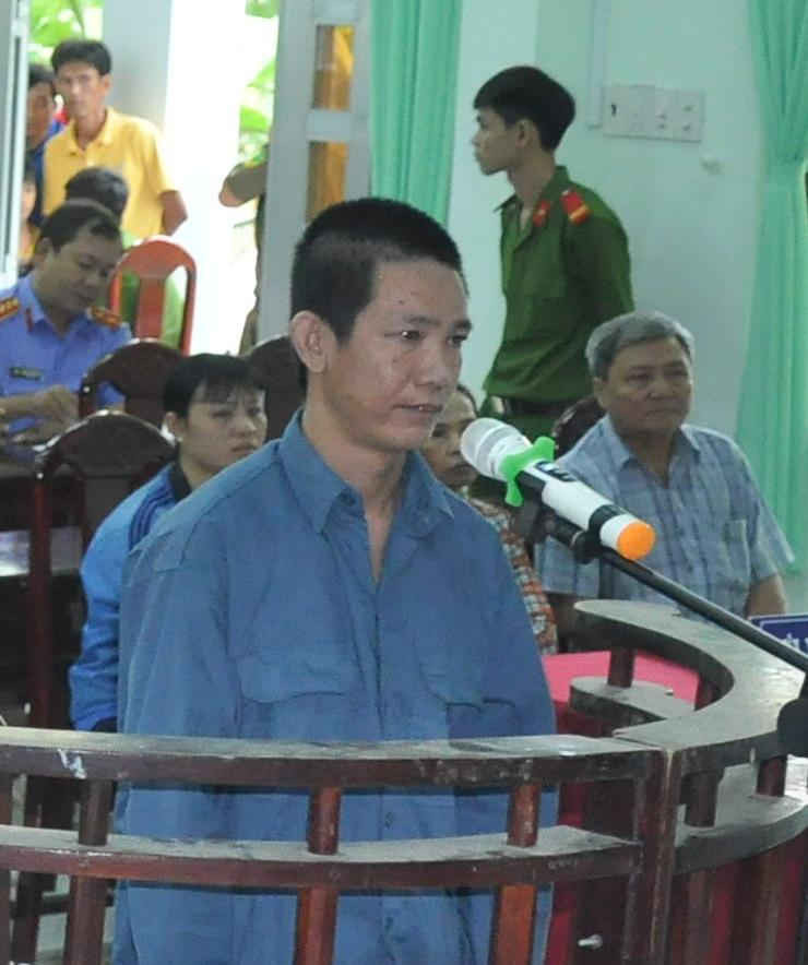 Bị cáo Bùi Văn Hiền tại phiên tòa lưu động.