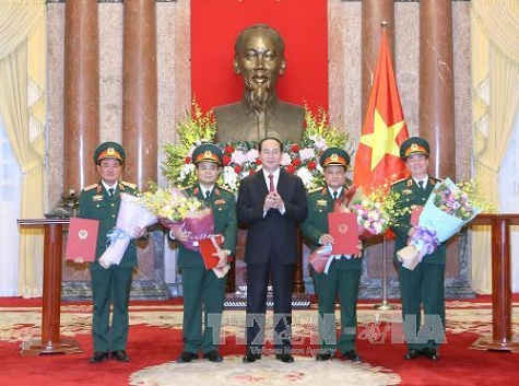 Chủ tịch nước Trần Đại Quang trao Quyết định cho 4 sĩ quan cao cấp.
