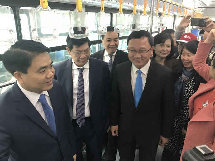 Chủ tịch TP Hà Nội đi xe buýt nhanh BRT
