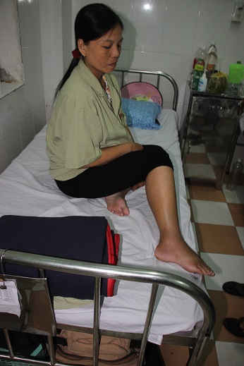 Chị Lê Thị Phụ đau đớn vì bị rắn tấn công.