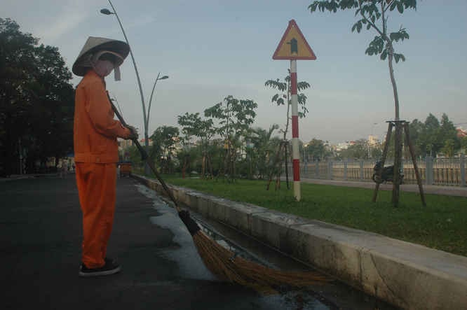 Công nhân vệ sinh môi trường quét rác trên đường Trường Sa, quận Phú Nhuận