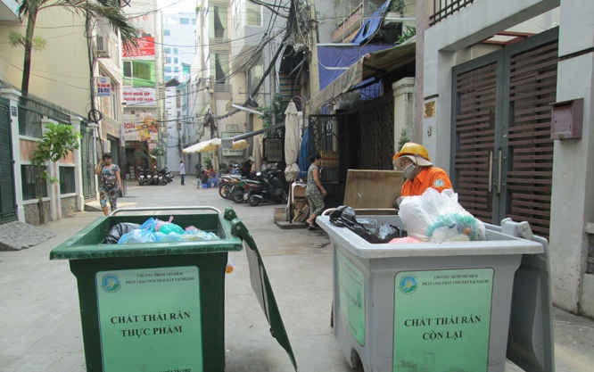 Công nhân vệ sinh môi trường thu gom rác đã phân loại tại phường Bến Nghé, quận 1