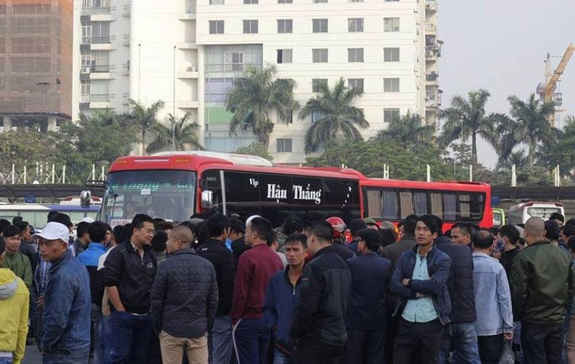 Nhà xe đình công phản đối quyết định của TP Hà Nội về việc điều chuyển xe sang các bến xe