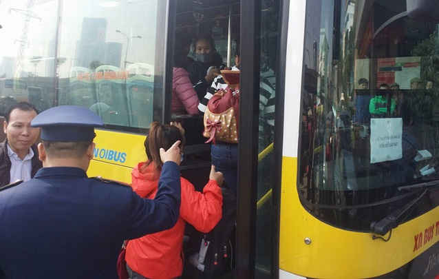 Xe buýt miễn phí nhằm vận chuyển hành khách sang bến xe Nước Ngầm, Yên Nghĩa
