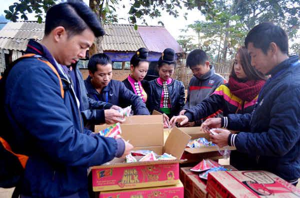 Những món quà được vận chuyển từ Thủ đô Hà Nội đang được xắp xếp để trao tận tay cho các em học sinh