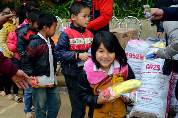 Những nụ cười vui tươi của các em học sinh khi nhận quà từ tay đoàn thiện nguyện