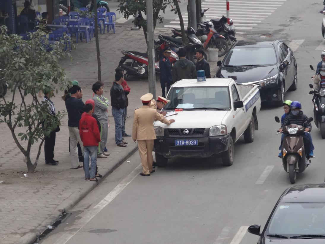 Cảnh sát giao thông xử lý vi phạm lấn làn xe buýt BRT trên đoạn Lê Văn Lương kéo dài