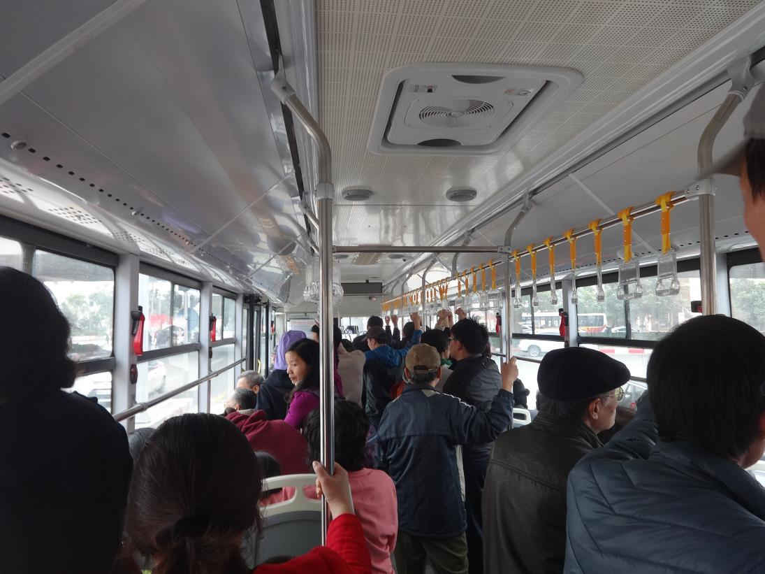 Trong ngày đầu tiên của năm 2017, rất đông người di chuyển bằng xe buýt nhanh BRT có cả những cụ già và trẻ nhỏ
