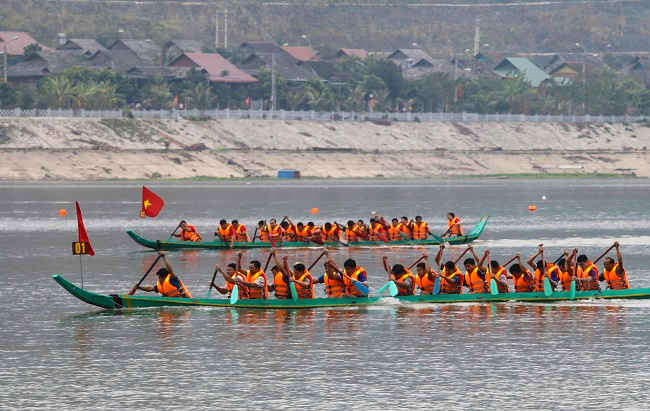Các đội tranh tài giải đua thuyền trên sông Đà
