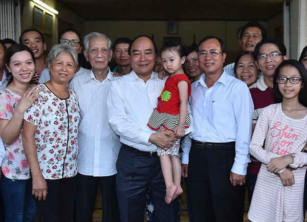 Thủ tướng Nguyễn Xuân Phúc đã đến thăm gia đình ông Nguyễn Thanh Châu, lão thành cách mạng ở phường Phú Hòa, thành phố Thủ Dầu Một - Ảnh: Chinhphu.vn 