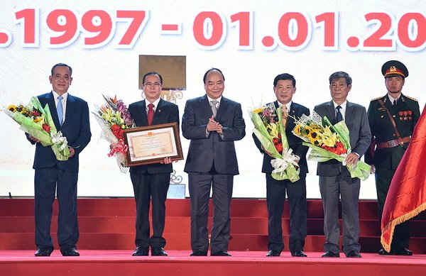 Thủ tướng Nguyễn Xuân Phúc trao Huân chương Độc lập Hạng Nhất cho tỉnh Bình Dương. 