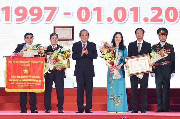 Phó Thủ tướng Trương Hòa Bình trao Quyết định của Thủ tướng Chính phủ công nhận huyện Dầu Tiếng, tỉnh Bình Dương đạt chuẩn nông thôn mới.