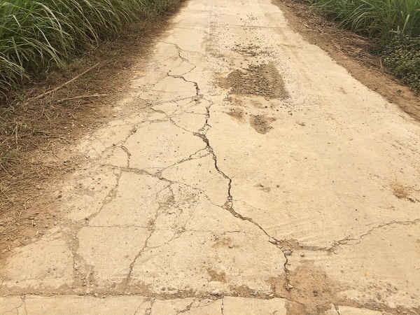 Đường bê tông thôn Lương Thành đã bị xe chở đất “băm nát”