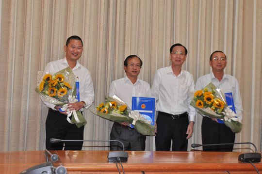 Phó Chủ tịch Thường trực UBND TP HCM Lê Thanh Liêm (thứ hai từ phải qua) trao quyết định cho các ông Nguyễn Hoài Nam (bìa phải); Nguyễn Phước Hưng (thứ hai từ trái qua) và Trần Phú Lữ (bìa trái)