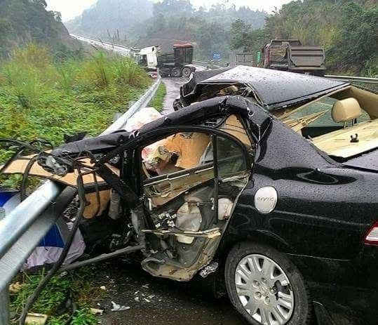 Hiện trường chiếc xe con của giám đốc chi nhánh ngân hàng phát triển tỉnh Lào Cai bị tai nạn sáng ngày 3/1 tại Km 226 + 950 đường cao tốc Nội Bài - Lào Cai.  Ảnh của otofun