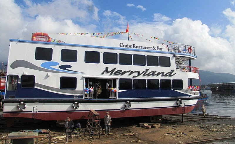 Tàu du lịch Composite Merryland là một trong những tàu du lịch hiện đại nhất trên sông Hàn, có sức chứa 144 khách