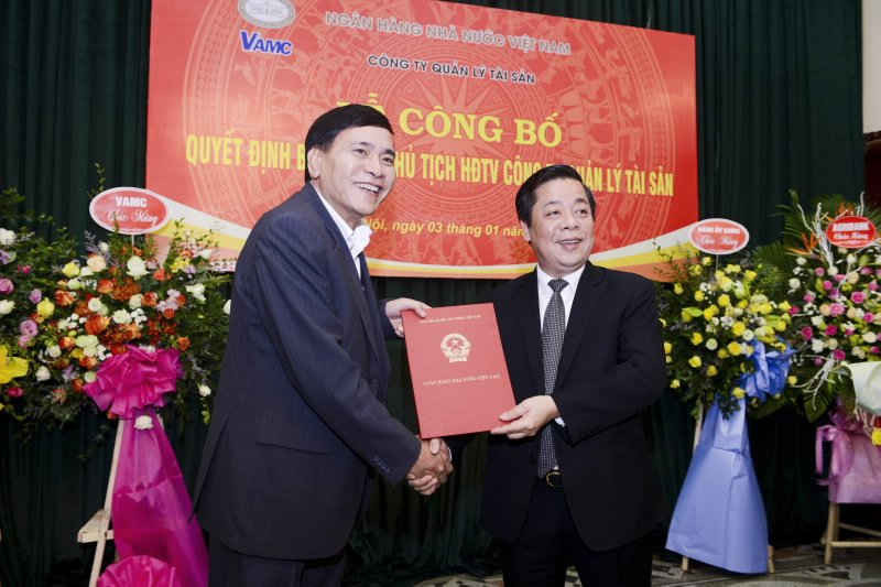 Phó Thống đốc Nguyễn Kim Anh trao Quyết định bổ nhiệm Chủ tịch HĐTV VAMC cho ông Nguyễn Tiến Đông - Ảnh: NHNN