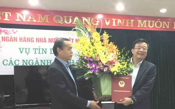 Phó Thống đốc Nguyễn Đồng Tiến trao Quyết định bổ nhiệm Vụ trưởng Vụ Tín dụng các ngành kinh tế - Ảnh: NHNN 