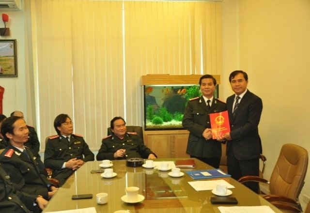 Thứ trưởng Lê Quang Hùng (bên phải)  trao Quyết định của Bộ trưởng Bộ Xây dựng bổ nhiệm ông Nguyễn Ngọc Tuấn làm Chánh Thanh tra Bộ Xây dựng - ảnh: Bộ Xây dựng