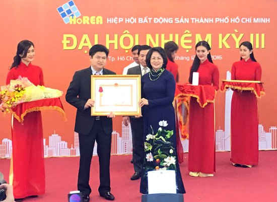 Phó Chủ tịch nước Đặng Thị Ngọc Thịnh trao Huân chương Lao động hạng Nhì cho Công ty CP Phát triển Nhà Thủ Đức
