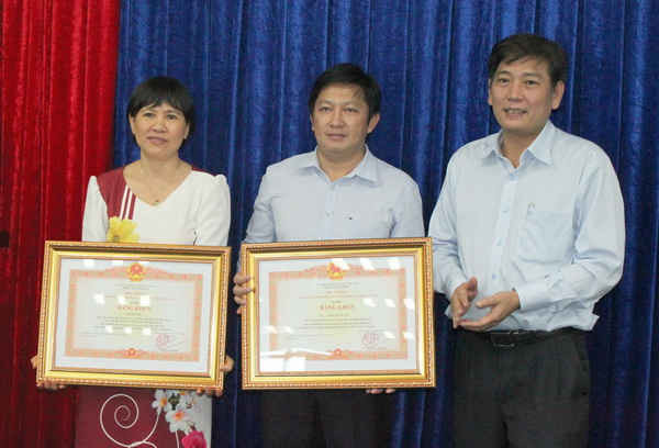 Phó Chủ tịch UBND tỉnh Bình Dương Mai Hùng Dũng (bìa phải) trao Bằng khen của Thủ tướng Chính phủ cho 02 cá nhân Sở TN&MT Bình Dương