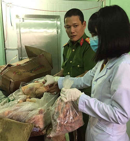Cơ quan cảnh sát môi trường tỉnh Quảng Nam tiến hành khám xét Công ty TNHH thực phẩm Hoa Ngọc, phường An Sơn, TP. Tam Kỳ