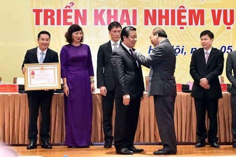 Thủ tướng trao Huân chương Lao động hạng Nhì cho Phó Thống đốc NHNN.