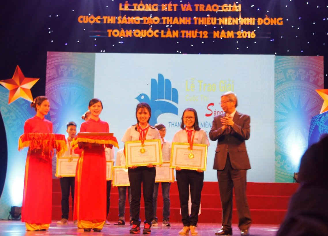 Hai em Như và Trang nhận Bằng khen giải Nhất quốc gia cuộc thi Sáng tạo thanh thiếu niên, nhi đồng toàn quốc 2016