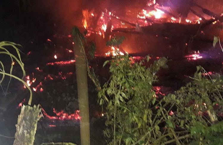 Hiện trường vụ cháy nhà dân ở thôn Tả Chải, xã Lùng Phình, huyện Bắc Hà (tỉnh Lào Cai) tối ngày 5/1. Ảnh do UBND xã Lùng Phình cung cấp