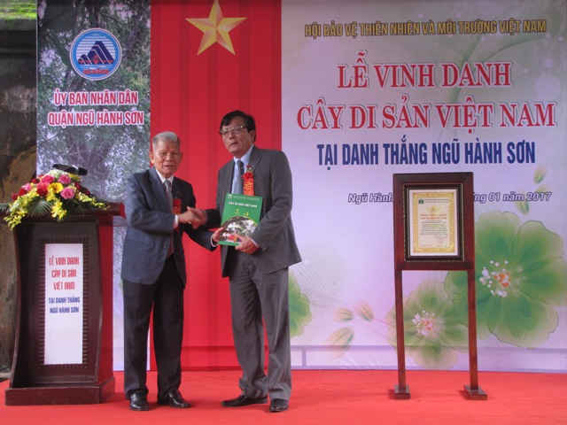 Giáo sư, TSKH Đặng Huy Huỳnh- Phó Chủ tịch Hội Bảo vệ thiên nhiên và môi trường Việt Nam tặng sách 