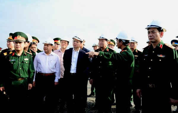 Đại tướng Ngô Xuân Lịch và Bộ trưởng Trần Hồng Hà nghe các đơn vị báo cáo kết quả Xử lý chất độc đi-ô-xin tại sân bay Đà Nẵng 
