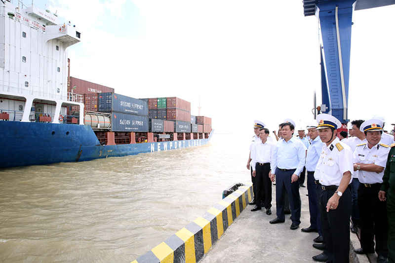 Một tàu container 10.000 tấn đang chở nông sản từ Tân Cảng-Cái Cui ra thẳng cảng Hải Phòng, thay vì phải qua cảng Cái Mép-Thị Vải như trước.