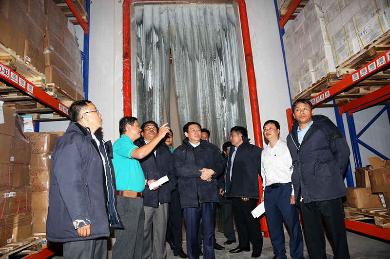 Phó Thủ tướng tham quan kho hàng đông lạnh của Trung tâm Mekong Logistics. 