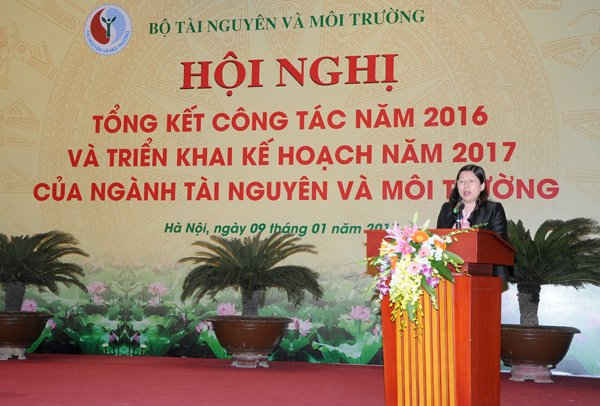 Thứ trưởng Nguyễn Thị Phương Hoa trình bày báo cáo Tổng kết công tác năm 2016 và Kế hoạch năm 2017 ngành TN&MT