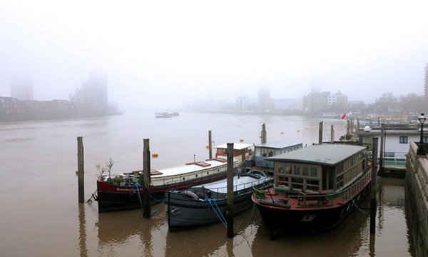 Tháng 12/2016, sương mù bao phủ sông Thames tại Chelsea Reach. Ảnh: Brian Minkoff / Alamy