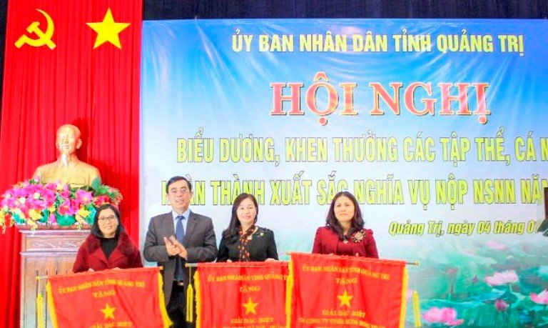 Chủ tịch kiêm Giám đốc Petrolimex Quảng Trị Hoàng Thị Hoa (thứ 3 bên trái sang) nhận Cờ thi đua Giải Đặc biệt của UBND tỉnh Quảng Trị”