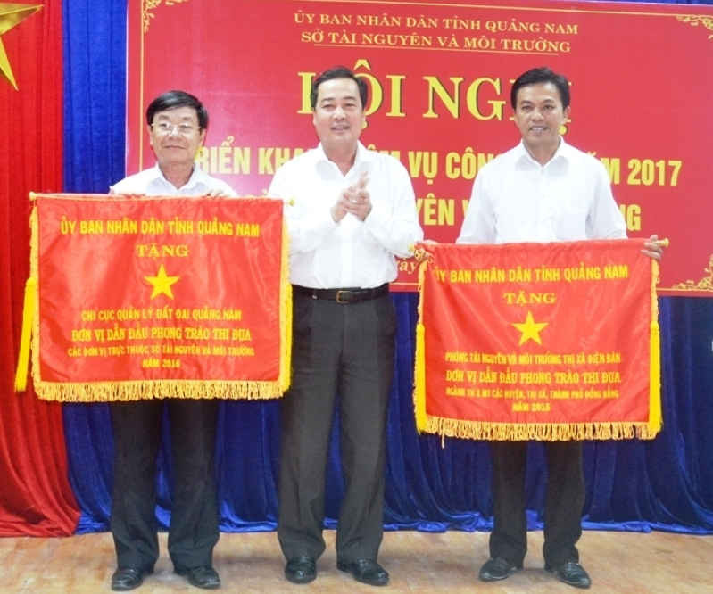 Phòng TN&MT thị xã Điện Bàn và Chi Cục Quản lý Đất đai Quảng Nam đã nhận cờ thi đua của UBND tỉnh