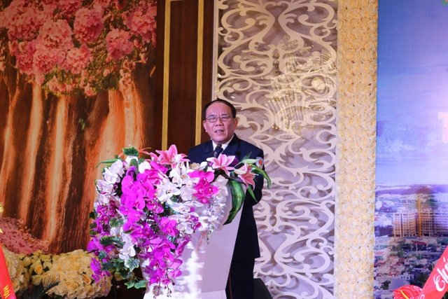Ông Vũ Văn Huệ- Trưởng văn phòng thừa phát lại Uông Bí tham gia bài tham luận trước Hội nghị