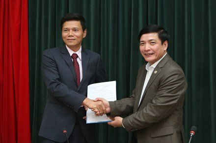 Ông Bùi Văn Cường - Chủ tịch Tổng Liên đoàn Lao Động Việt Nam (bên phải) trao quyết định bổ nhiệm Tổng Biên tập Báo Lao Động cho ông Nguyễn Ngọc Hiển
