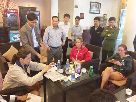 Ông Vũ Văn Diện Phó Chủ tịch UBND tỉnh thăm hỏi và động viên khách du lịch