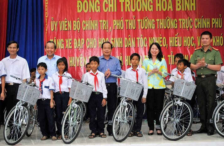Phó Thủ tướng Thường trực Chính phủ, Trương Hòa Bình cùng lãnh đạo tỉnh An Giang trao xe đạp cho học sinh dân tộc thiểu số