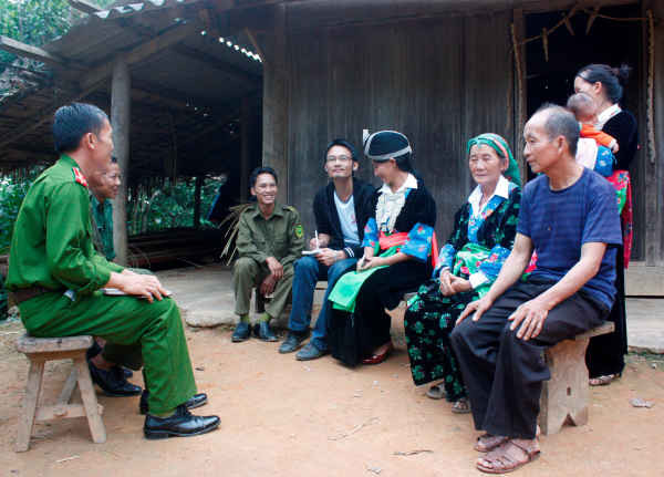 Cán bộ công an huyện Kỳ Sơn tuyên truyền cho bà con người Mông ở xã Nậm Càn