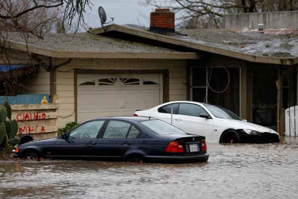 Nhà và xe bị chìm một phần do cơn bão mùa đông ở Petaluma, California vào ngày 8/1/2017. Ảnh: REUTERS / Stephen Lam