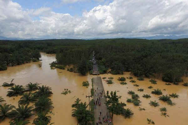 Cây cầu bị hư hỏng do lũ lụt tại huyện Chai Buri, tỉnh Surat Thani, phía Nam Thái Lan vào ngày 9/1/2016. Ảnh: Dailynews