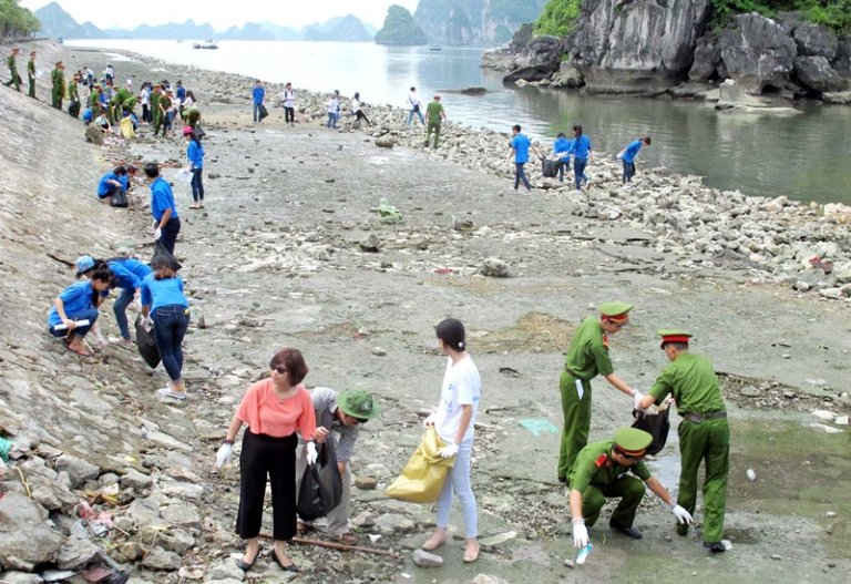 Các tình nguyện viên tham gia thu gom rác trên biển ở vịnh Hạ Long